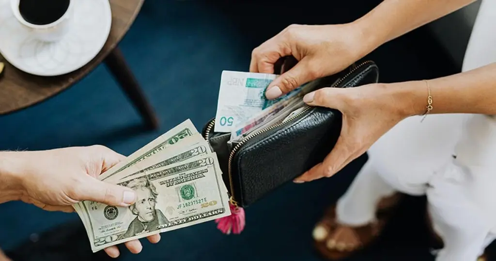 People trading currencies